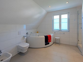 Das große Bad mit Badewanne im Dachgeschoss